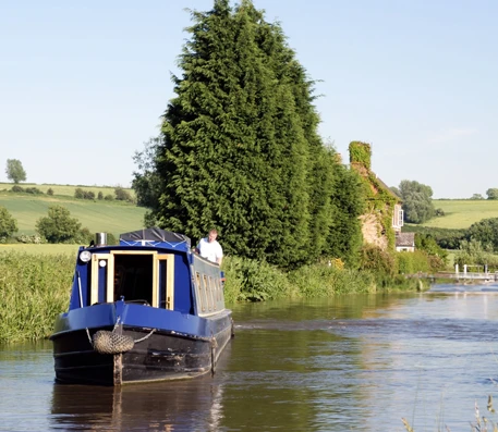 How to move houseboat or canal boat