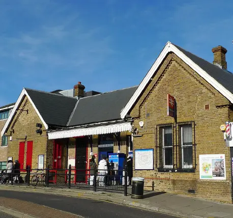 Palmers Green station
